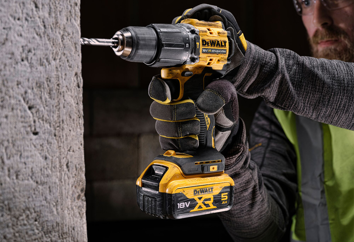 Απεικονίζεται ο χρήστης να ανοίγει τρύπα σε έναν τοίχο.